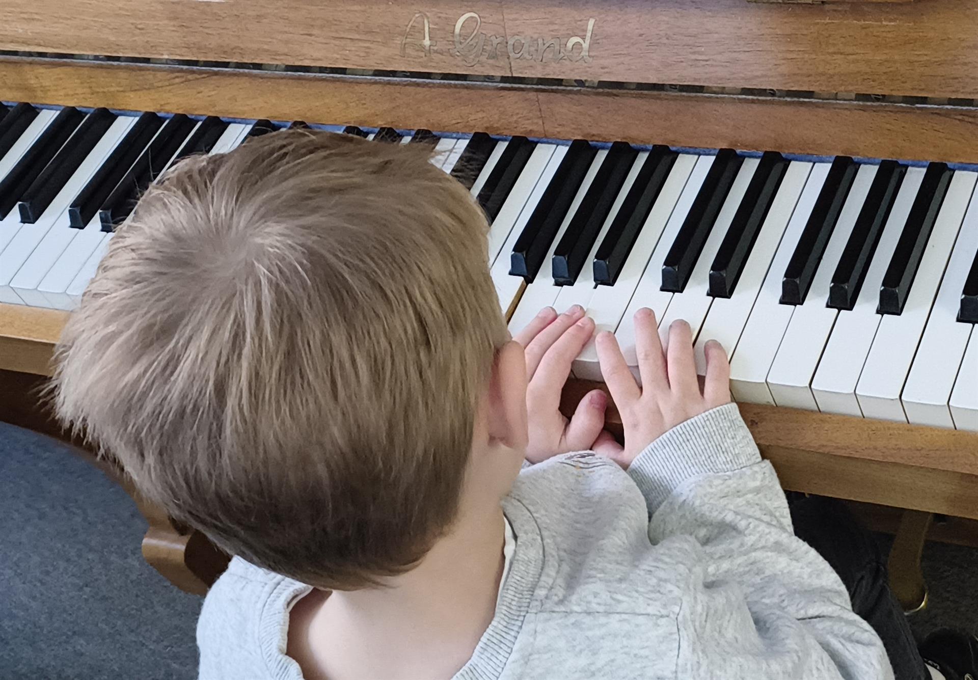 Ein kleines Kind spielt Klavier
