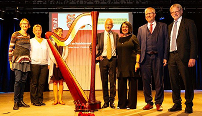 Übergabe der Harfe aus Anlass des 50-jährigen Bestehens der Kunst- und Musikschule der Stadt Brühl (c) Bernhard Münch
