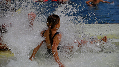 Spaß im Freibad Karlsbad (c) Jürgen Maria Waffenschmidt, www.jmw-photo.de